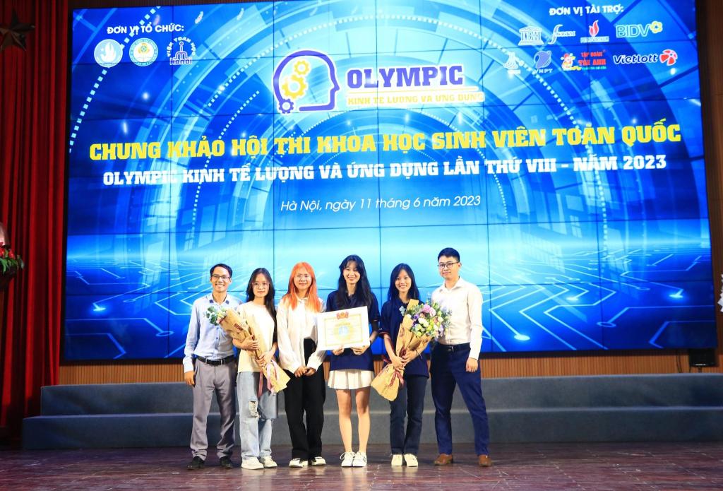 Outstanding students from the Faculty of Finance & Banking DNU won the Third Prize in the 8th National Student Science Competition 